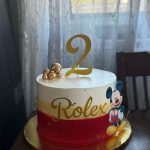A high-quality photo of the single-tier, red and white Mickey Mouse cake with perfect Suspiro